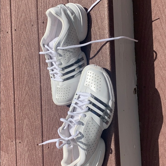 Tennis shoes - Picture 2 of 2